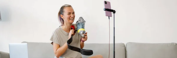 Uśmiechnięta Młoda Biała Kobieta Blogerka Protetyczną Nogą Siedząca Kanapie Przed — Zdjęcie stockowe