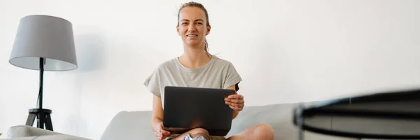 Smiling Young White Disabled Woman Prostetic Leg Sitting Couch Laptop — Stock Photo, Image