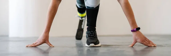Jonge Sportvrouw Met Prothese Doen Oefening Tijdens Het Sporten Binnen — Stockfoto