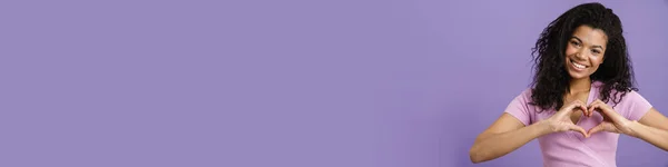 Молода Чорна Жінка Посміхається Показує Жест Серця Ізольовано Фіолетовому Фоні Стокове Фото