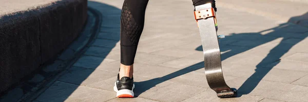 Sportswoman Con Protesi Possesso Borsa Mentre Cammina Sulla Strada Della — Foto Stock