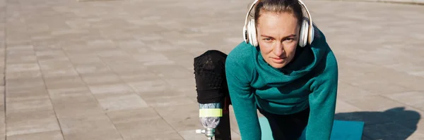 Wanita Olahragawan Muda Yang Sehat Dengan Kaki Palsu Berolahraga Atas — Stok Foto
