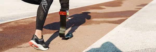 Sportskvinne Med Protesepose Mens Hun Går Bybro – stockfoto