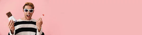Счастливый Блондин Среднего Возраста Гей Солнцезащитных Очках Стоящий Розовом Фоне — стоковое фото
