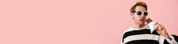 Счастливый Блондин Среднего Возраста Гей Солнцезащитных Очках Стоящий Розовом Фоне — стоковое фото