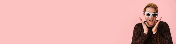 Onnellinen Keski Ikäinen Blondi Homo Mies Aurinkolaseissa Seisoo Vaaleanpunaisen Taustan — kuvapankkivalokuva