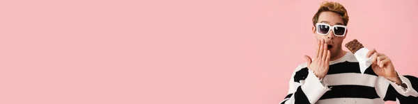 Шокированный Блондин Средних Лет Гей Солнечных Очках Стоящий Розовом Фоне — стоковое фото