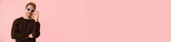 Счастливая Блондинка Среднего Возраста Гей Солнцезащитных Очках Стоящих Розовом Фоне — стоковое фото