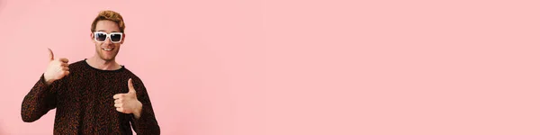 Gelukkig Mid Leeftijd Blond Gay Man Zonnebril Staande Roze Achtergrond — Stockfoto
