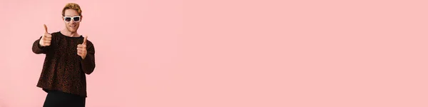 Счастливый Блондин Среднего Возраста Гей Солнечных Очках Стоящий Розовом Фоне — стоковое фото