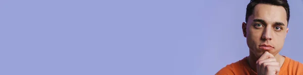 Молодой Брюнетка Мужчина Позирует Смотрит Камеру Изолированы Фиолетовом Фоне — стоковое фото