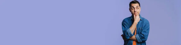 Молода Брюнетка Білий Чоловік Думає Виглядає Ізольовано Фіолетовому Фоні — стокове фото