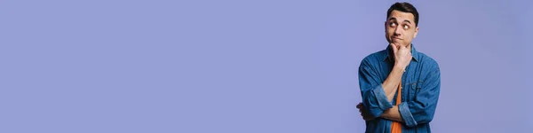 Молодий Брюнетка Людина Одягнена Джинсову Сорочку Мислення Виглядає Ізольовано Фіолетовому — стокове фото