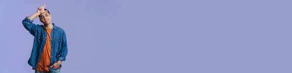 Молодой Брюнетка Мужчина Улыбается Указывая Пальцем Вверх Изолированы Фиолетовый Фон — стоковое фото