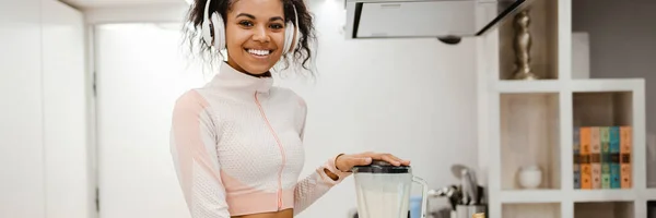 Black Woman Headphones Smiling Making Smoothie Home — Stock Photo, Image