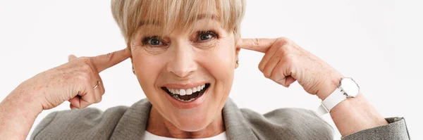 Ευρωπαϊκή Ώριμη Γυναίκα Γελάει Και Κλείνει Αυτιά Της Απομονωμένη Λευκό — Φωτογραφία Αρχείου