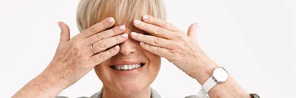 Ευρωπαϊκή Ώριμη Γυναίκα Γελάει Και Καλύπτει Μάτια Της Απομονωμένη Λευκό — Φωτογραφία Αρχείου
