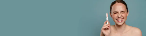 Напівгола Жінка Імбир Посміхається Показує Тест Вагітність Ізольовано Синьому Фоні — стокове фото