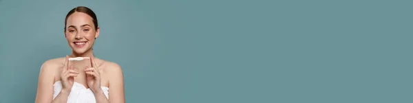 Імбир Жінка Рушнику Посміхається Показує Тест Вагітність Ізольовано Синьому Фоні — стокове фото