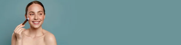 Напівгола Жінка Імбир Посміхається Використовує Косметичний Пензлик Ізольовано Синьому Фоні — стокове фото