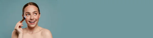 Напівгола Жінка Імбир Посміхається Використовує Косметичний Пензлик Ізольовано Синьому Фоні — стокове фото