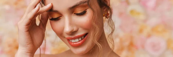 Wanita Muda Tersenyum Dengan Rambut Keriting Coklat Panjang Telanjang Berpose Stok Gambar Bebas Royalti