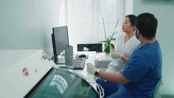 Självsäker Indian Och Asiatiska Tandläkare Diskutera Panoramabild Patienter Munhåla Och — Stockvideo