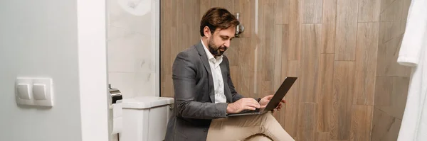 Forretningsmann Som Jobber Med Laptop Mens Han Sitter Toalettet – stockfoto