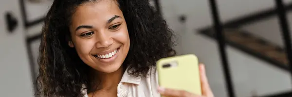 Nuori Onnellinen Afrikkalainen Amerikkalainen Nainen Tilalla Älypuhelin Tehdä Vlog Kotoa — kuvapankkivalokuva