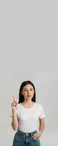 Genç Esmer Kadın Yukarı Doğru Işaret Ediyor Beyaz Arka Planda — Stok fotoğraf