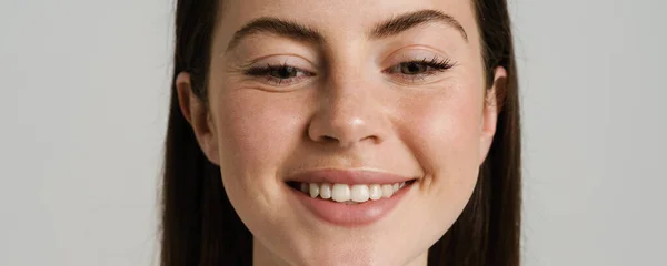Tişörtlü Genç Esmer Kadın Gülümsüyor Beyaz Arka Planda Izole Edilmiş — Stok fotoğraf