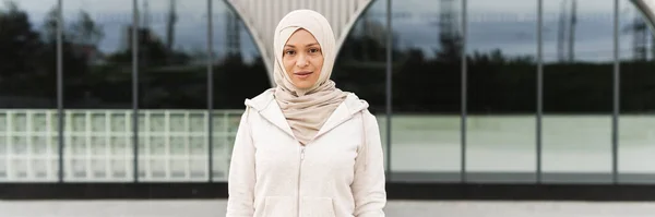 Midtøsten Kvinne Hijab Stående Mens Trener Utendørs – stockfoto