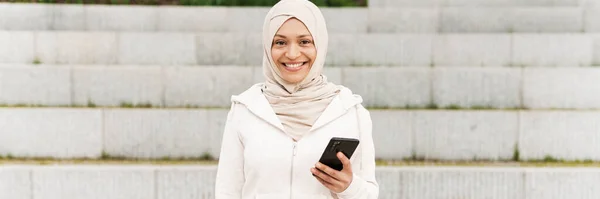 Donna Mediorientale Hijab Utilizzando Telefono Cellulare Mentre Lavora All Aperto — Foto Stock