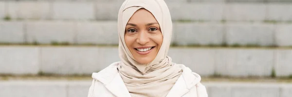 Midtøsten Kvinne Hijab Ved Hjelp Mobiltelefon Mens Trener Utendørs – stockfoto