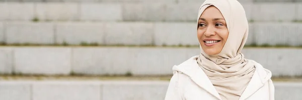 Donna Mediorientale Hijab Utilizzando Telefono Cellulare Mentre Lavora All Aperto — Foto Stock