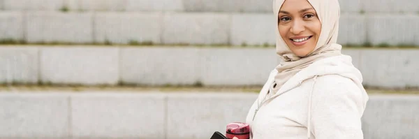 Mellanösternkvinnan Hijab Använder Mobiltelefon När Hon Tränar Utomhus — Stockfoto