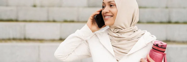 Mellanösternkvinna Hijab Pratar Mobiltelefon Medan Tränar Utomhus — Stockfoto