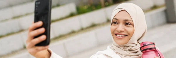 Midtøsten Kvinne Tar Selfie Mobiltelefon Mens Trener Utendørs – stockfoto