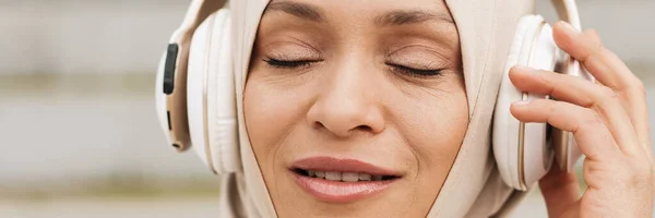 Nahöstliche Frau Hijab Hört Musik Mit Drahtlosen Kopfhörern Freien — Stockfoto