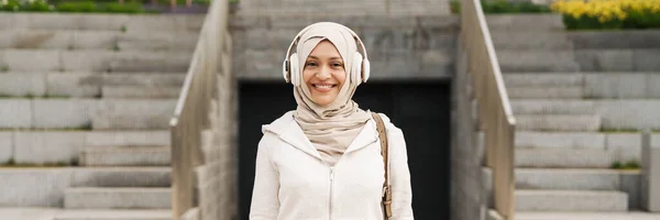 Midtøsten Kvinne Lytter Musikk Med Hodetelefoner Mens Trener Utendørs – stockfoto