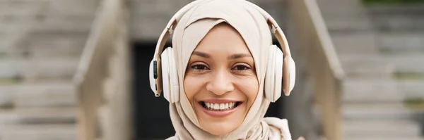 Mellanösternkvinna Hijab Lyssnar Musik Med Trådlösa Hörlurar Utomhus — Stockfoto