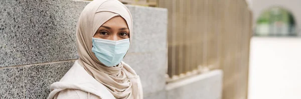 Mid Tua Muslim Wanita Dalam Pelindung Topeng Medis Memegang Ponsel — Stok Foto