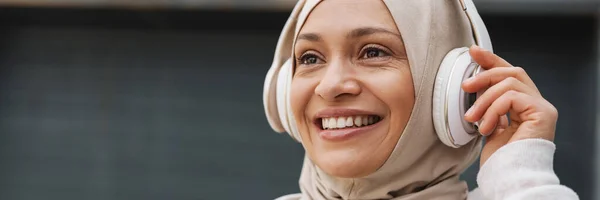 Donna Mediorientale Hijab Ridendo Mentre Ascoltava Musica Con Cuffie Wireless — Foto Stock