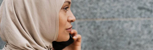 Mellanösternkvinna Hijab Pratar Mobiltelefon Utomhus — Stockfoto