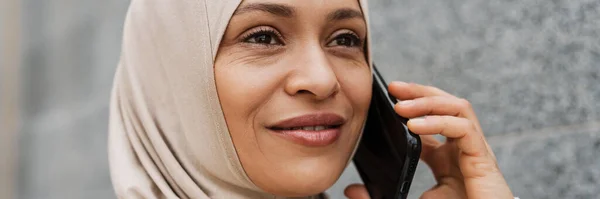 Mellanösternkvinna Hijab Ler När Hon Pratar Mobiltelefon Utomhus — Stockfoto