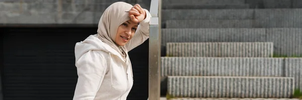 Mellanösternkvinna Hijab Ler Medan Hon Tränar Utomhus — Stockfoto