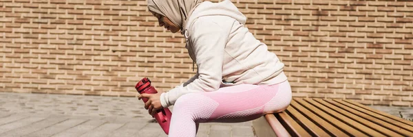 Donna Mediorientale Hijab Seduta Sulla Panchina Durante Allenamento All Aperto — Foto Stock