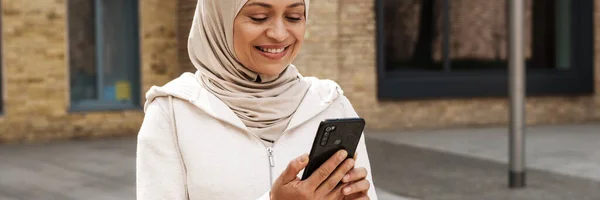 Mulher Oriente Médio Hijab Usando Telefone Celular Sorrindo Livre — Fotografia de Stock