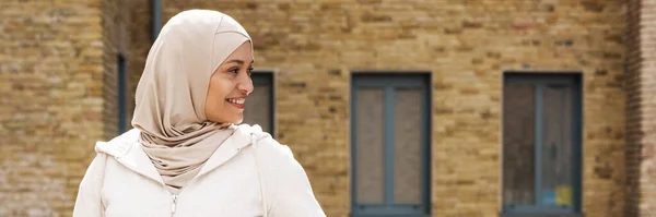 Mellanösternkvinna Hijab Ler När Hon Står Med Träningsmatta Utomhus — Stockfoto