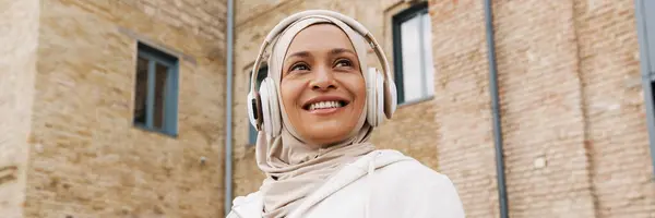 Mellanösternkvinna Hijab Lyssnar Musik Med Hörlurar Och Mobiltelefon Utomhus — Stockfoto
